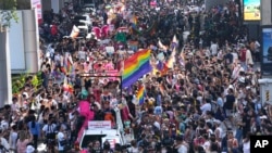 2023 年 6 月 4 日,LGBTQ 社区在泰国曼谷的骄傲游行中举着彩虹旗。