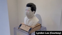 伦敦“白纸周年”艺术展上的习近平3D头像。（美国之音 李伯安）