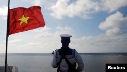 资料照片:2013年1月17日,一名越南海军士兵在南中国海的斯普拉特利群岛(越南称长沙群岛/中国称南沙群岛)的渔船礁岛站岗。(路透社照片)