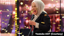 Momen ketika Putri Ariani menerima Golden Buzzer dari Simon Cowell yang membuka jalan dia langsung ke final AGT 2023, dalam tangkapan layar.