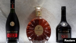 资料照:在法国巴黎人头马君度SA总部展示的人头马 VSOP干邑、人头马XO干邑和圣人头马XO白兰地的瓶子。