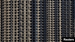 资料照:中国辽宁省丹东市的一座未完工的住宅楼。(2017年11月19日)