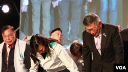 民众党支持者柯文哲及其竞选搭档吴欣盈感谢支持者。