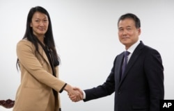 2023年10月17日,韩国统一部长官金暎浩(右)与美国朝鲜人权问题特使朱莉·特纳(Julie Turner)在韩国首尔综合政府大楼会晤前握手.