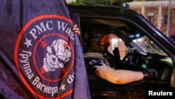 资料照:瓦格纳雇佣军士兵乘车离开俄罗斯罗斯托夫的南部地区军事总部撤回基地。(2023年6月24日)