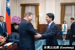 台湾总统赖清德在台北会见日本国会议员代表团成员、日本前防卫大臣石破茂(左)。(2024年8月13日)