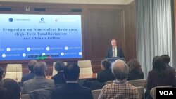 1月20日国际非暴力冲突中心(ICNC)总裁哈迪·梅里曼在“公民抵抗、高科技极权与中国的未来” 研讨会上,发表演讲 (美国之音/周星晨)