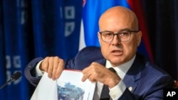 塞尔维亚国防部长武切维奇在记者会上讲话。(2023年10月2日)