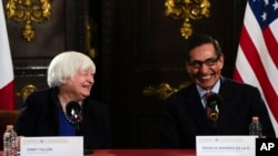 美国财政部长耶伦(左)与墨西哥财政部长罗赫略·拉米雷斯·德拉奥(Rogelio Ramirez de la O)在墨西哥城举行的记者会上。(2023年12月7日)