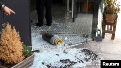 2023年10月9日，伦敦戈尔德斯格林的一家犹太餐厅在一座写有“自由巴勒斯坦”的桥附近遭到破坏。（路透社照片）