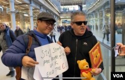 英国网红钢琴家布兰登-卡瓦纳1月26日星期五在伦敦圣潘克拉斯国际车站 (美国之音/李伯安)