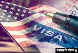 ILUSTRASI - Dokumen Visa Amerika Serikat, dengan latar belakang bendera Amerika Serikat.