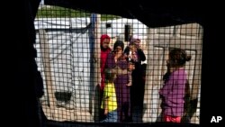 资料照片:叙利亚妇女和她们的孩子站在黎巴嫩贝卡谷的巴尔埃利亚斯镇的一个难民营里。(2023年6月13日)