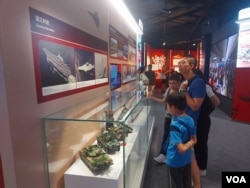 除了国家安全题材,国家安全展览厅还展出中国军备和航天技术等“成说” (美国之音)