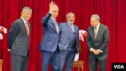 美国联邦众议院“国会台湾连线”两位共同主席:共和党籍众议员马里奥·迪亚斯·巴拉特(Mario Diaz-Balart,左二)和民主党籍众议员阿米·贝拉(Ami Bera,右二)1月24至26日率团访问台湾。(美国之音特约记者杨安摄影)