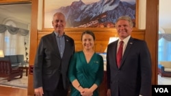 台湾驻美代表萧美琴(中)与美国国会众议院外交事务委员会主席麦克·麦考尔众议员(右)、众议院台湾连线共同主席马里奥·迪亚兹-巴拉特众议员在华盛顿双橡园举行的庆祝双十酒会中合照。(2023年10月4日, 美国之音锺辰芳拍摄)