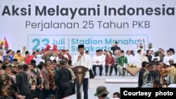 Presiden Joko Widodo memberikan pidato pada perayaan ulang tahun PKB yang ke-25 di Stadion Manahan, Solo, Minggu (23/7). (Foto: Courtesy/Setpres RI).