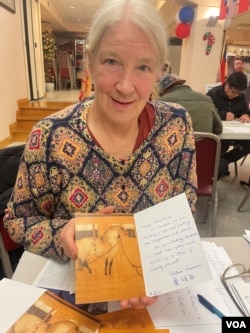 美国音乐家赛颂飞(Valerie Samson)在给良心犯签名寄圣诞新年贺卡。(周星晨 摄影)