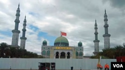 占地12000平米的清真寺已经被铁皮墙围起来 (美国之音/柯林)