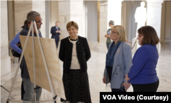 Сенаторки-демократки від штату Нью-Гемпшир Джин Шагін та Марґарет Ґассан, а також конгресвумен Енн Маклейн Кастер на виставці в Конгресі