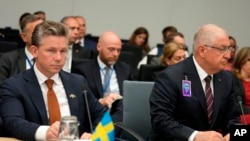 2023年6月15日,瑞典国防部长帕尔·琼森(左)和土耳其国防部长亚萨尔·居勒出席在布鲁塞尔北约总部举行的乌克兰防务联络小组会议。