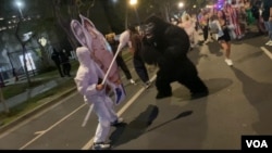 洛杉矶万圣节活动参与者扮核算测试者做给大猩猩做测试状。（张木林拍摄）