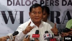 Calon presiden nomor urut 2, Prabowo Subianto menolak untuk melakukan wawancara dengan wartawan setelah pertemuan dengan Persatuan Wartawan Indonesia (PWI) pada Kamis (4/1) di Jakarta. (VOA/Ghita Intan)