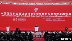 资料图片：中国总理李强在北京举行的中国国际供应链促进博览会开幕式上发表讲话。（2023年11月28日）