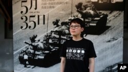 前香港剧团“六四舞台”创办人列明慧在接受美联社采访时站在纪念八九六四的巨幅照片前(2023年6月1日)