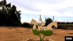 距离加沙边境一千米处的基布兹社区画廊和雕塑园 (美国之音/唐丹鸿)