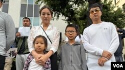 活动参与者中许多人带着孩子,他们拉起横幅,呼吁中共立即释放吴亚楠和所有被抓的白纸运动学生。(美国之音 张木林)