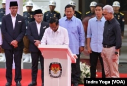 Calon presiden dan wakil presiden, Ganjar Pranowo dan Mahfud MD menandatangani Deklarasi Damai Kampanye Pemilu 2024 di Komisi Pemilihan Umum (KPU) pada Senin (27/11) di Jakarta. (VOA/Indra Yoga)