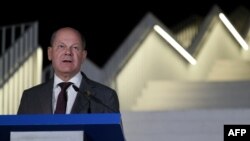 德国总理奥拉夫·朔尔茨于2023年10月16日在地拉那召开的柏林进程峰会期间举行新闻发布会。 (法新社图片)