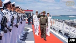 柬埔寨国防部长脸书照片显示,柬埔寨副首相兼国防大臣迪西哈(Tea Seiha)在2023年12月3日登上访问停靠柬埔寨云朗海军基地的两艘中国军舰,向中国海军士兵敬礼。