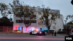 2023年10月9日下午一辆汽车撞进中国驻旧金山总领事馆后,当地警方傍晚仍在现场处理案件。(美国之音旧金山特约记者周星晨)