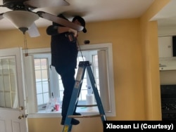李小三到达美国后帮别人维修房屋。(照片受访人提供)