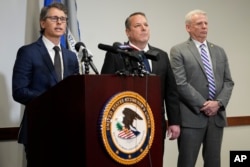 资料照片:2024年3月7日,田纳西州中区联邦检察官亨利·莱文蒂斯(左)与联邦调查局特工道格拉斯·德波德斯塔(中)和美国陆军高级反间谍主管、特工罗伊·科克伦(右)在新闻发布会上宣布逮捕和起诉美国陆军情报分析员科尔拜因·舒尔茨。(美联社照片)