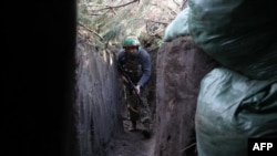 2023年6月17日,在离卢甘斯克的克雷明纳不远的前线,一名乌克兰士兵坚守着自己的阵地。