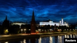 夜幕下的莫斯科克里姆林宫。（2023年7月4日）