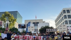 2024年8月11日,参加在中国驻洛杉矶总领事馆门前的抗议活动人士在现场合影。(美国之音驻洛杉矶特约记者张木林拍摄)