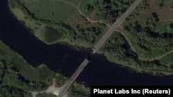 卫星图像显示,2024年8月17日俄罗斯库尔斯克地区塞姆河上的一座桥梁遭袭倒塌。