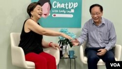 香港民主党前主席刘慧卿(左)邀请建制派元老前立法会议员及前港区人大代表叶国谦出席网台节目,讨论”软对抗”及区议会选举等热门政治议题 (美国之音/汤惠芸)