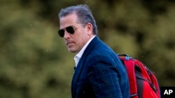 资料照片:2023年6月25日,拜登总统的儿子亨特·拜登抵达华盛顿麦克奈尔堡。(美联社照片)