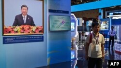 上海举办的中国国际进口博览会中国展台上显示的中国领导人习近平的画像。（2023年11月5日）