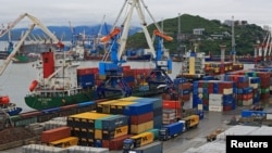 资料照:俄罗斯远东符拉迪沃斯托克港的集装箱货柜船 。(2023年8月25日)