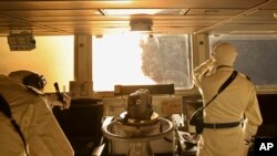 英国国防部2024年1月10日提供的照片显示,皇家海军“钻石号”军舰在红海发射导弹。