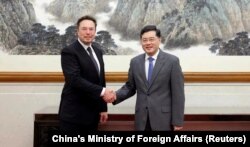 中国外长秦刚会见乘坐私人飞机抵达北京的特斯拉首席执行官埃隆·马斯克。(2023年5月30日)