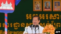 资料照片:柬埔寨首相洪玛奈在扶南德崇运河破土动工仪式上讲话。(2024年8月5日)