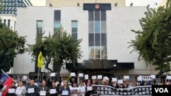 来自中国不同省市的异议人士和洛杉矶侨民聚集在一起,在中国驻洛杉矶领事馆前参加白纸运动一周年抗议活动。(美国之音 张木林)