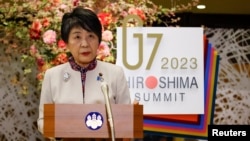 日本外务大臣上川阳子在东京七国集团外长会议的记者会上讲话。(2023年11月7日)